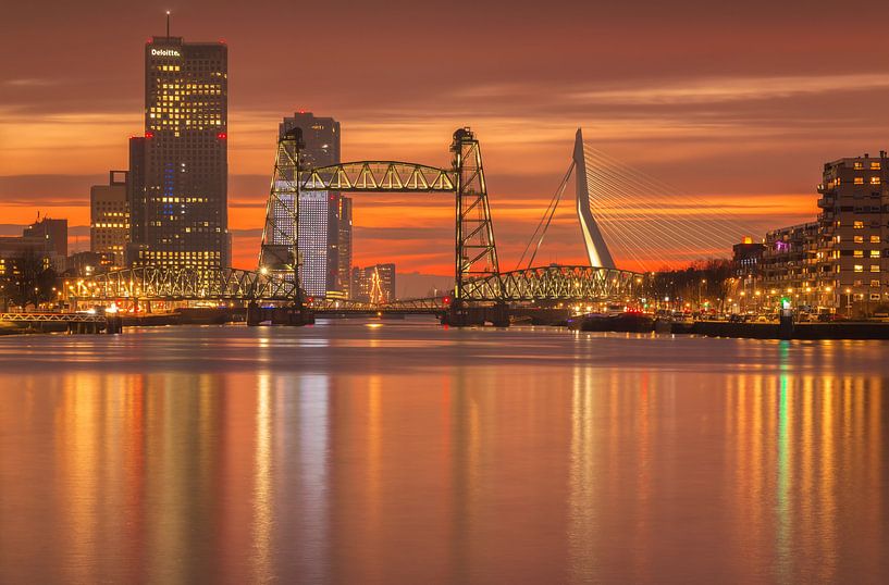 Oranger Sonnenuntergang in Rotterdam von Ilya Korzelius