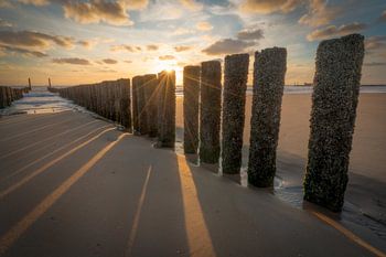 Strandpalen bij zonsondergang in Zoutelande