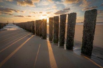 zonsondergang op het strand van Zoutelande (1 van 3) van Edwin Mooijaart