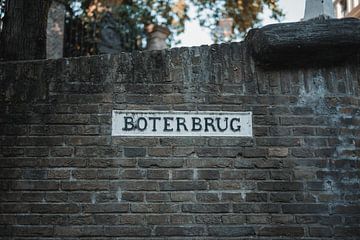 Naambord 'De Boterbrug' in Delft van Erwin van Kester