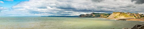 Dreigende lucht voor de kust, West Bay, Dorset