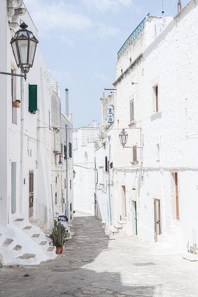 Weiße Straße von Ostuni von DsDuppenPhotography