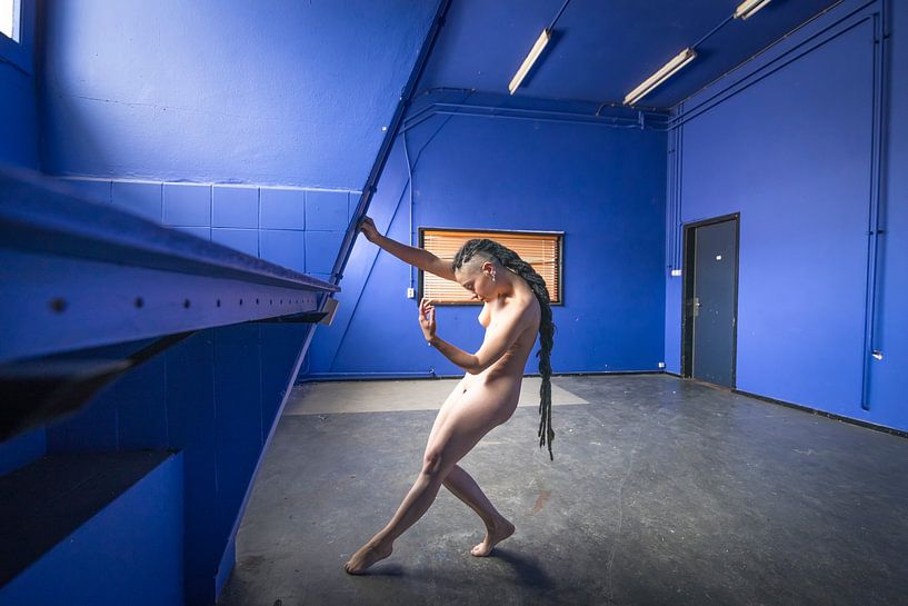 Vrouwelijk artistiek naakt in de blauwe kamer von Ger Beekes