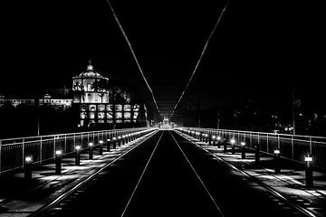 Nachtfoto van de Dom Luis Bridge in Porto, Portugal
