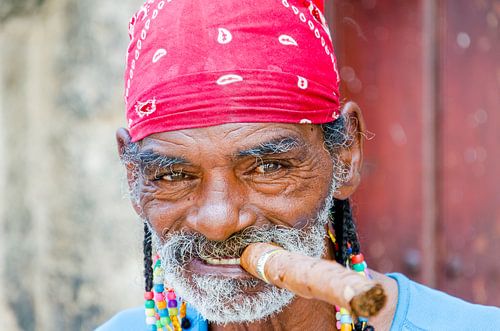Cubaan met cubaan in Havana - Cuba van Jack Koning