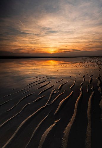 De reflectie van de zonsondergang in de zee.