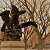 Sculpture d'aigle avec proie à Central Park, NYC sur Christine aka stine1