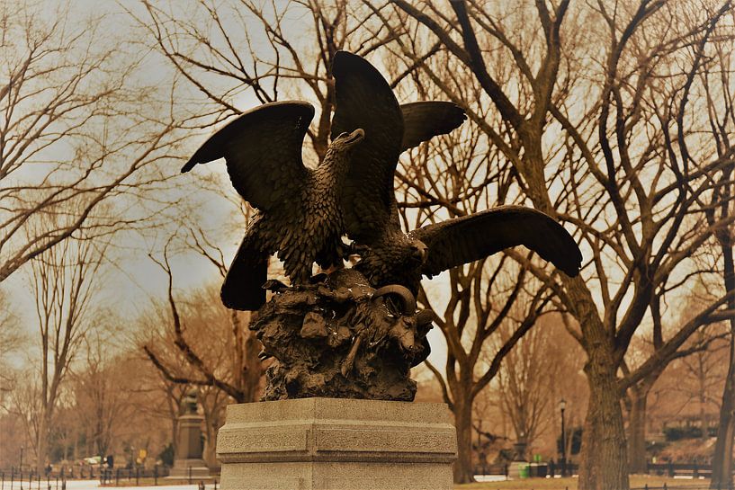 Sculpture d'aigle avec proie à Central Park, NYC par Christine aka stine1