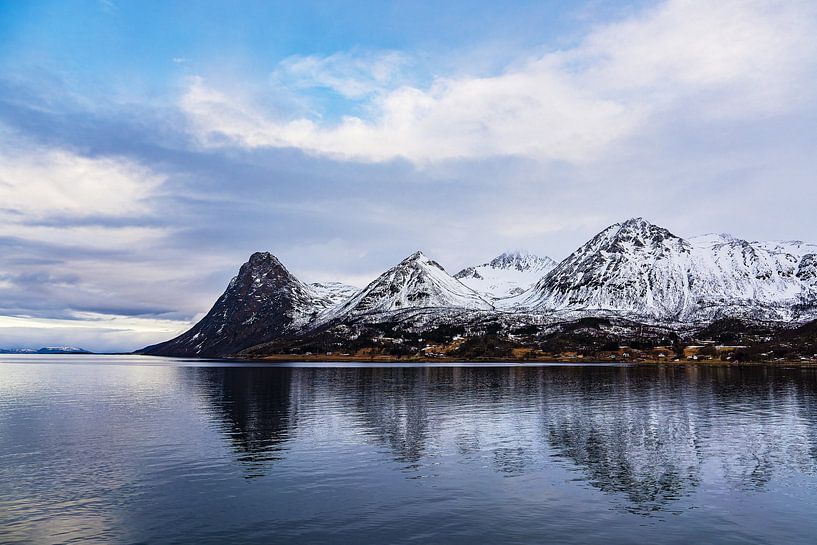 Berge und Felsen im Winter nahe Harstad in Norwegen von Rico Ködder