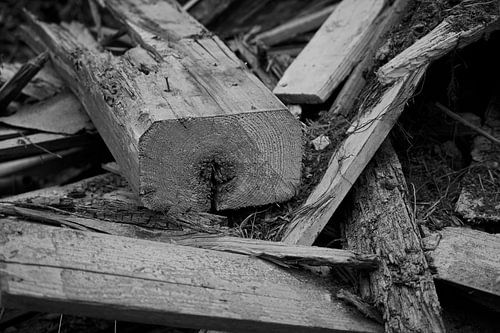 Houten balken en planken op de bouwplaats na de sloop van een gebouw