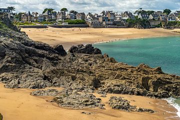 Strand bij Saint Malo, Bretagne van Peter Schickert