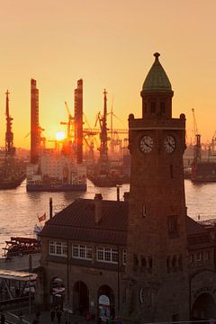 St.Pauli landingsplaatsen bij zonsondergang, Hamburg, van Markus Lange