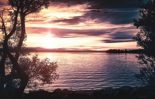 Zonsondergang in Polen aan het prachtige meer Zarnowitz