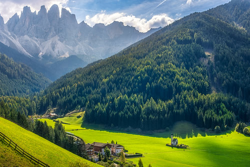 Die Kirche San Giovanni in Ranui und die Odle-Gipfel, Val di Funes