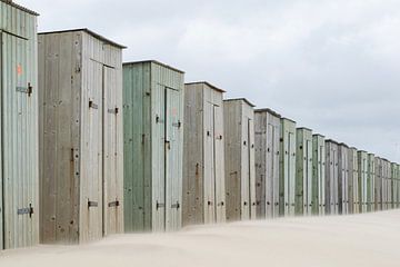 Rij met traditionele houten strand huisjes aan de Nederlandse kust. Zomer tafereel. van Marjolein Hameleers