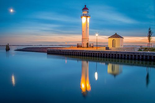 Phare au coucher du soleil sur Miranda van Hulst