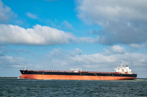 Un pétrolier se dirige vers la haute mer