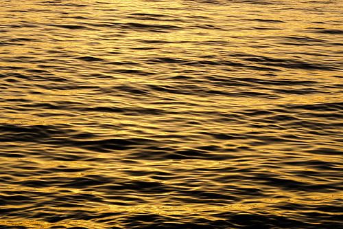 Zonsondergang gereflecteerd op het water