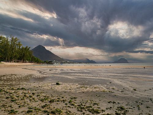 Donkere wolken pakken zich samen