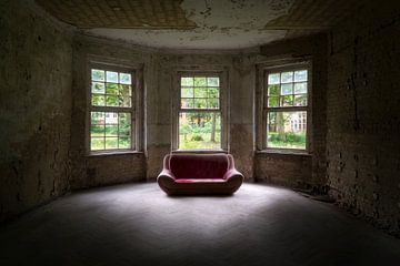 Verlassenes Sofa. von Roman Robroek