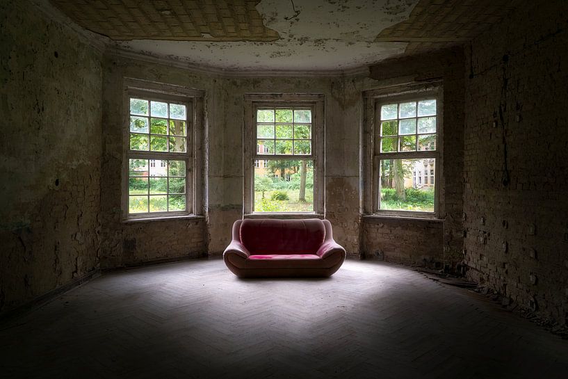 Verlassenes Sofa. von Roman Robroek – Fotos verlassener Gebäude