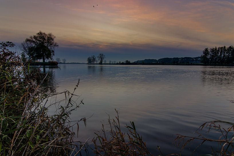 Sonnenaufgang am Flussufer von Klaas Doting