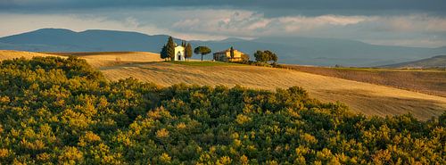 Cappella della Madonna di Vitaleta in gouden licht
