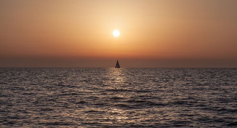 Sun and sail by Harry Schuitemaker