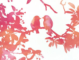 Rosa Vögel auf einem blühenden Zweig | Wanddekoration in Aquarelltechnik in warmen Farbtönen von Femke Bender