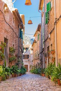 Belle rue du village méditerranéen de Valldemossa, à Majorque, en Espagne.