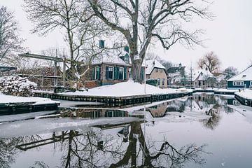 Winter in der Dwarsgracht in der Nähe des Dorfes Giethoorn mit den berühmten Kanälen