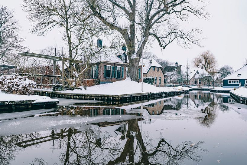 Winter in der Dwarsgracht in der Nähe des Dorfes Giethoorn mit den berühmten Kanälen von Sjoerd van der Wal Fotografie