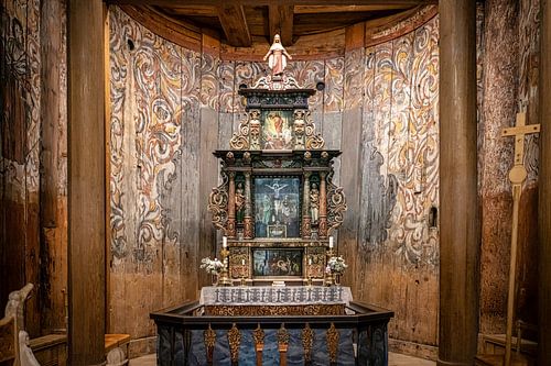Altar in der hölzernen Stabkirche von Heddal, Norwegen von Rietje Bulthuis