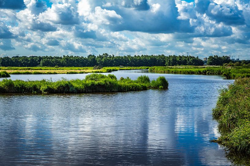 Waterpartij met eiland en dreigende wolken van Jaap Mulder