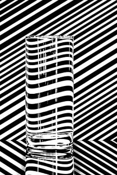 In glas vervormende diagonale lijnen van Wim Stolwerk