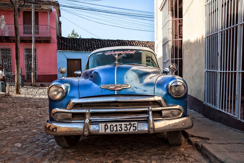 Voiture classique vintage à Cuba dans le centre de La Havane. One2expose Wout kok Photographie.  par Wout Kok