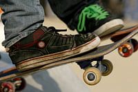 Twee skaters staan klaar om naar beneden te skaten
