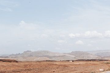 Droog berg gebied in Jordanië van Nicoline Rodenburg