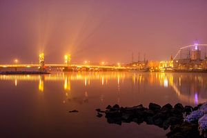 Abend in der Skyline der Stadt Kampen in einer nebligen Winternacht