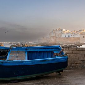 Blaues Fischerboot in Essaouira von Guido Rooseleer