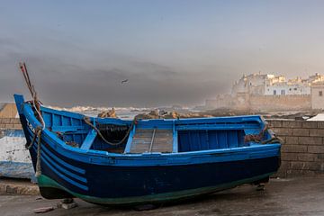 Blauwe vissersboot in Essaouira van Guido Rooseleer