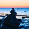 Steinpyramide an der Ostsee mit Blick auf das Meer bei Sonnenuntergang und blauer Stunde von Martin Köbsch