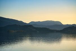 Westkap in Norwegen. Fjord und Meer mit Sonnenuntergang und Bergen an der Küste von Martin Köbsch