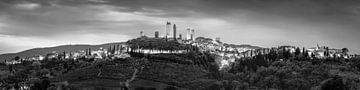 San Gimignano Panorama in der Toskana in Italien in schwarz weiß von Manfred Voss, Schwarz-weiss Fotografie