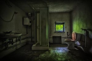 Urbex Badezimmer in dunkelgrüner Atmosphäre von Steven Dijkshoorn