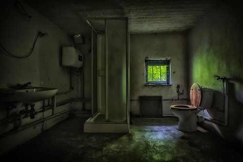 Urbex badkamer in een donkere groene sfeer