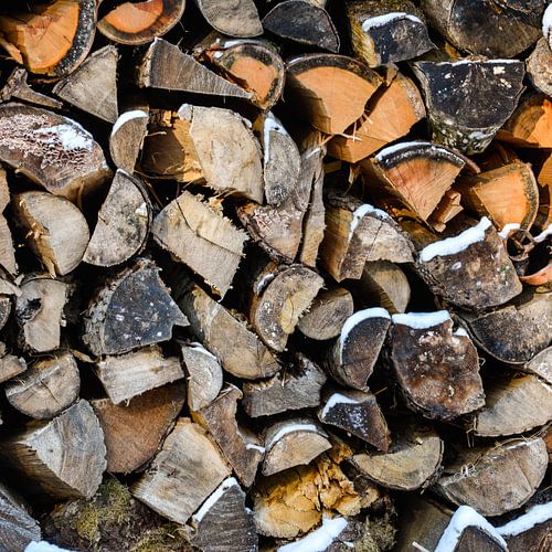 Stapel hout in de sneeuw