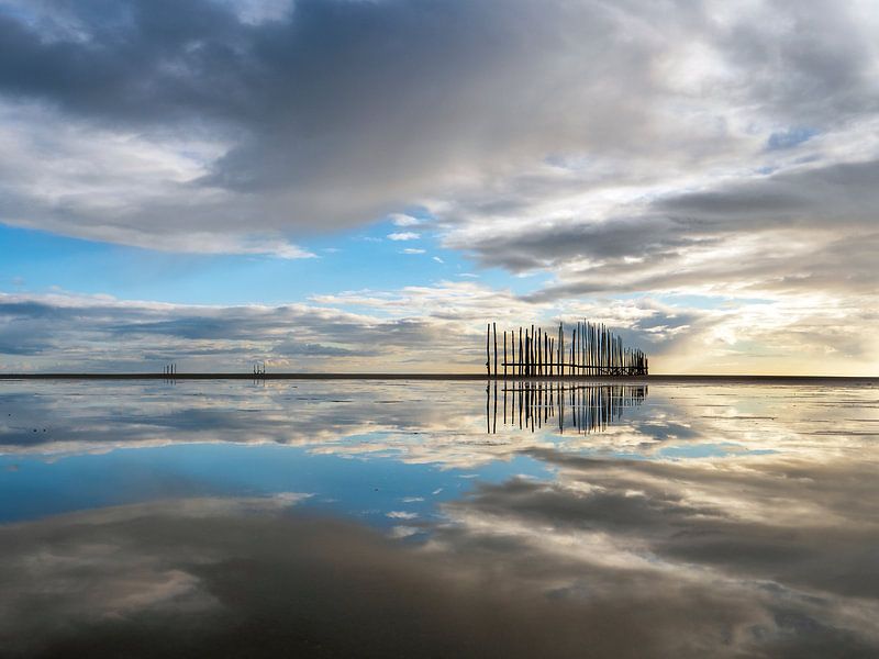 Reflection, endless beach by suuspixs
