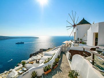 Middellandse Zee, zon, windmolens op Santorini van Leo Schindzielorz