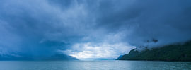 Schwere Wolken über dem Hardangerfjord, Vestland, Norwegen von Henk Meijer Photography